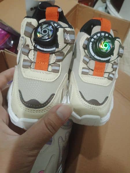 2024 shoes joggers button press lesses new article baby and baba 1