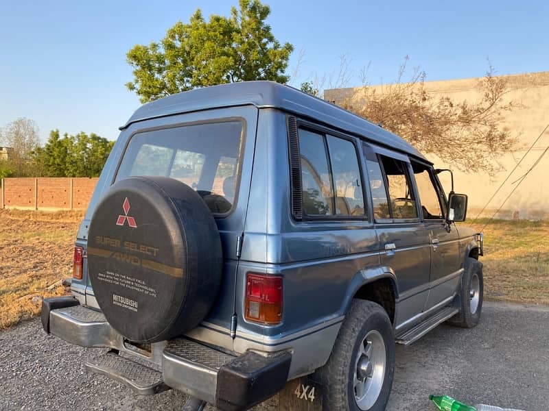 Mitsubishi Pajero 1989 5