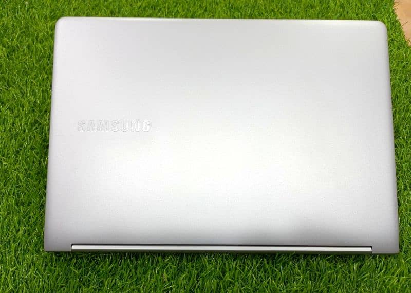 ultra slim light-weight Samsung  6th generation i5 laptop with 8gb RAM 1