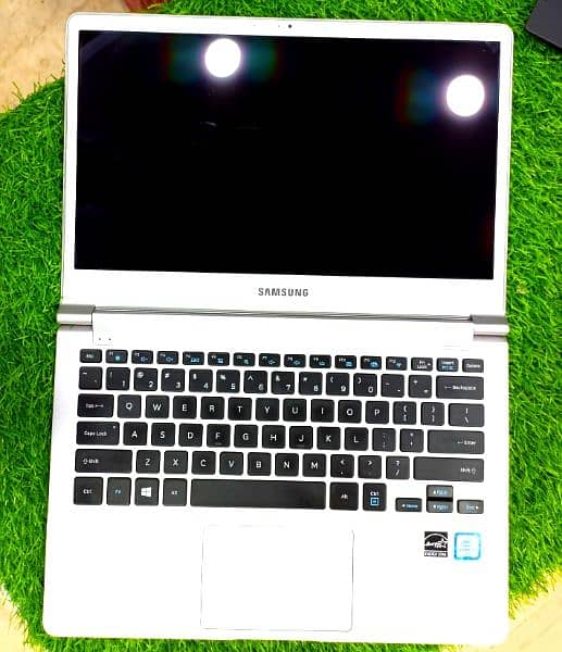 ultra slim light-weight Samsung  6th generation i5 laptop with 8gb RAM 7