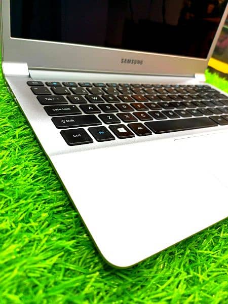 ultra slim light-weight Samsung  6th generation i5 laptop with 8gb RAM 9