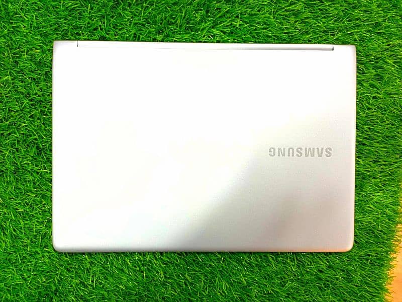 ultra slim light-weight Samsung  6th generation i5 laptop with 8gb RAM 12