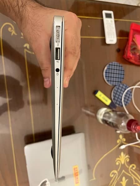 MacBook Air (11-inch, Early 2015) 128gb 11.6 inch LED 1.6 Ghz i5 intel 2