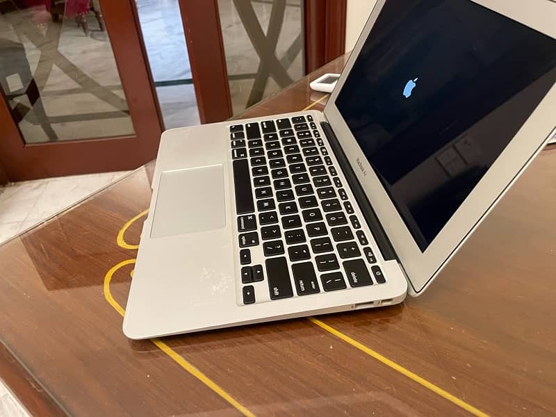 MacBook Air (11-inch, Early 2015) 128gb 11.6 inch LED 1.6 Ghz i5 intel 4