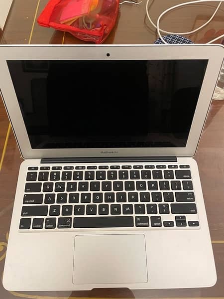 MacBook Air (11-inch, Early 2015) 128gb 11.6 inch LED 1.6 Ghz i5 intel 5