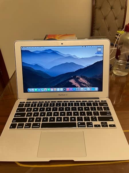 MacBook Air (11-inch, Early 2015) 128gb 11.6 inch LED 1.6 Ghz i5 intel 7