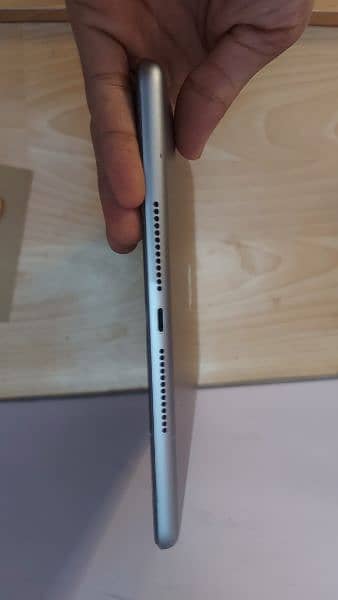 Apple iPad 6th generation 32 gb 1