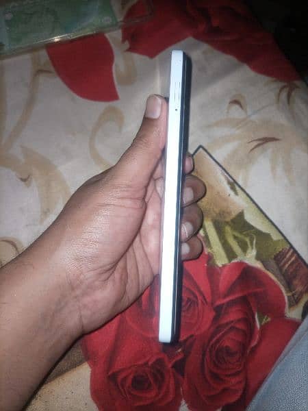 Tecno camon 19 neo used by wife one hand 4