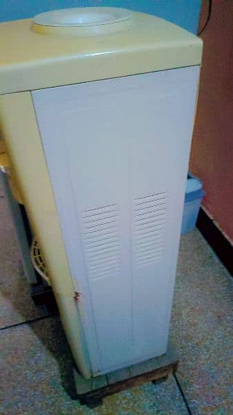 Water Dispenser with Refrigerator 2