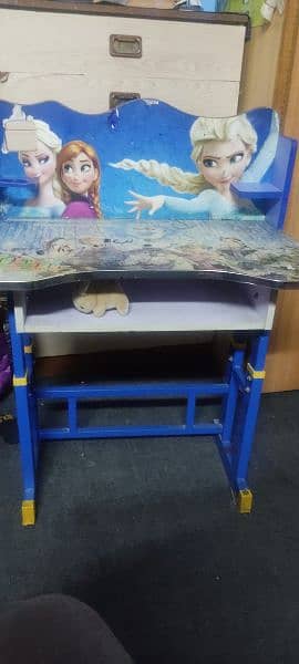 Kids study table in good condition 0