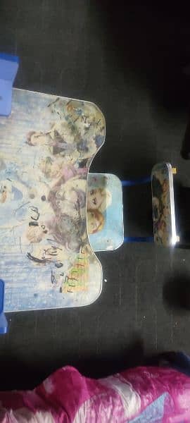 Kids study table in good condition 2