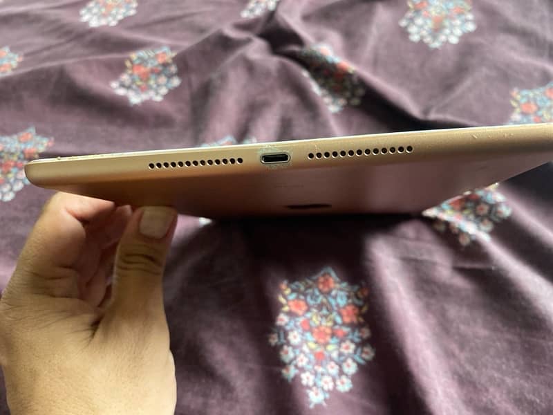 I Pad 6th Generation Gold 4