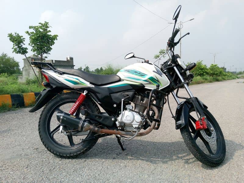 Honda CB-125F Limited White Edition 3