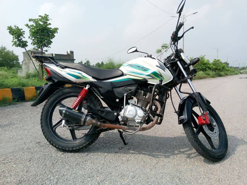 Honda CB-125F Limited White Edition 4