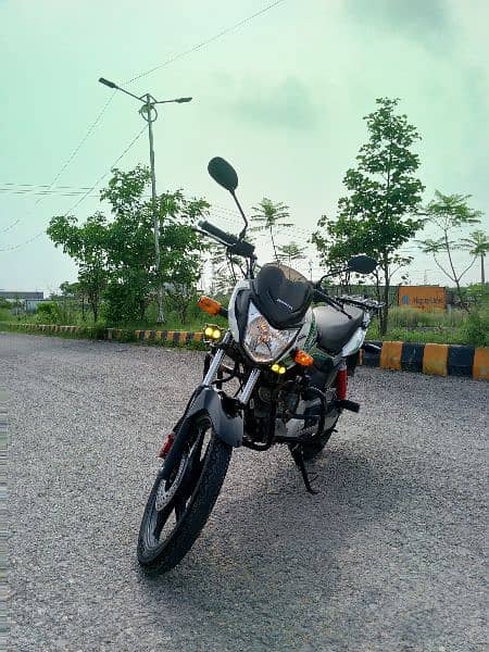 Honda CB-125F Limited White Edition 12