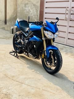 Triumph street tripple 675 2015 10by10