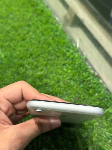 iPhone XR 90 Health Dual PTA 4