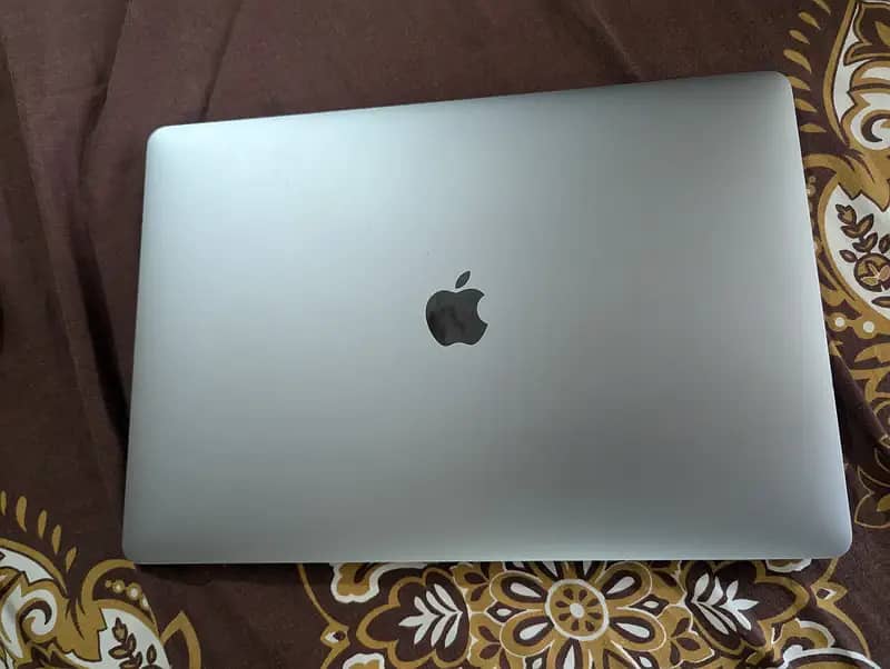 Apple MacBook pro 2018 15 inch i7 0