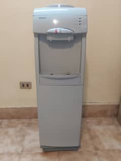 ORIENT COLD&HOT DISPENSER WITH REFRIGERATOR FOR SELL LIKE BRAND NEW.