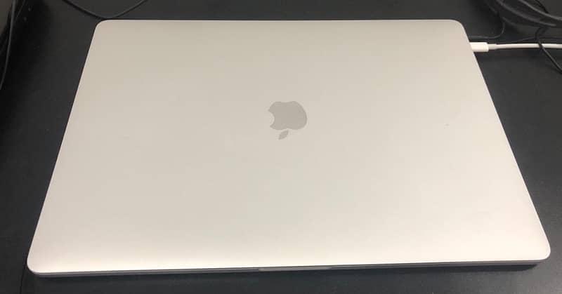 Macbook pro 2019 32gb ram core i7 512gb 4gb graphins card 5