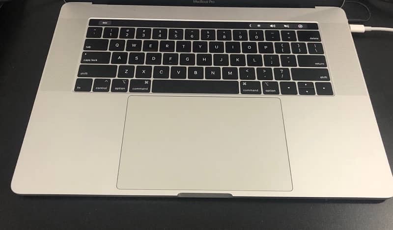 Macbook pro 2019 32gb ram core i7 512gb 4gb graphins card 6