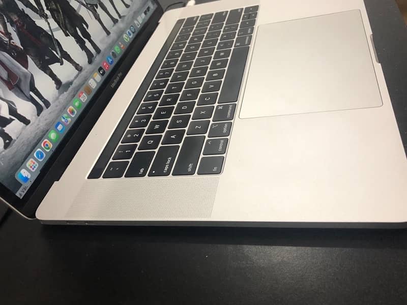 Macbook pro 2019 32gb ram core i7 512gb 4gb graphins card 7