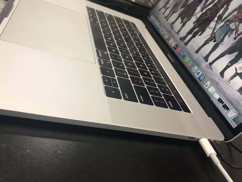 Macbook pro 2019 32gb ram core i7 512gb 4gb graphins card 8