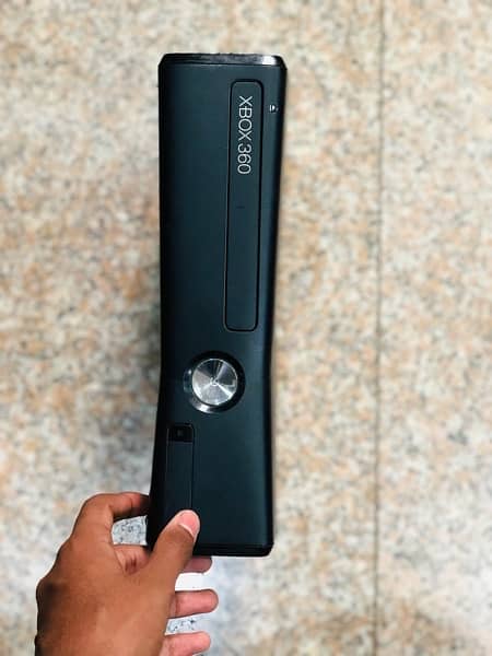 XBOX 360 Slim | 320 GB Hard drive | Two Controllers | Kinect | 2