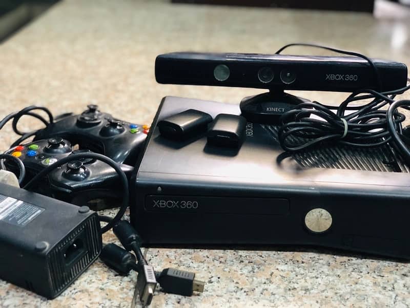 XBOX 360 Slim | 320 GB Hard drive | Two Controllers | Kinect | 10