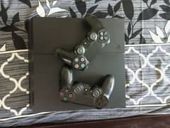 PS4 CONSOLE 2 CONTROLLERS AND GTA CD