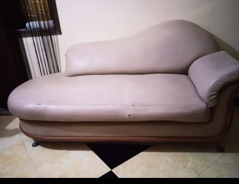 7 seater sofa. white colour. 0