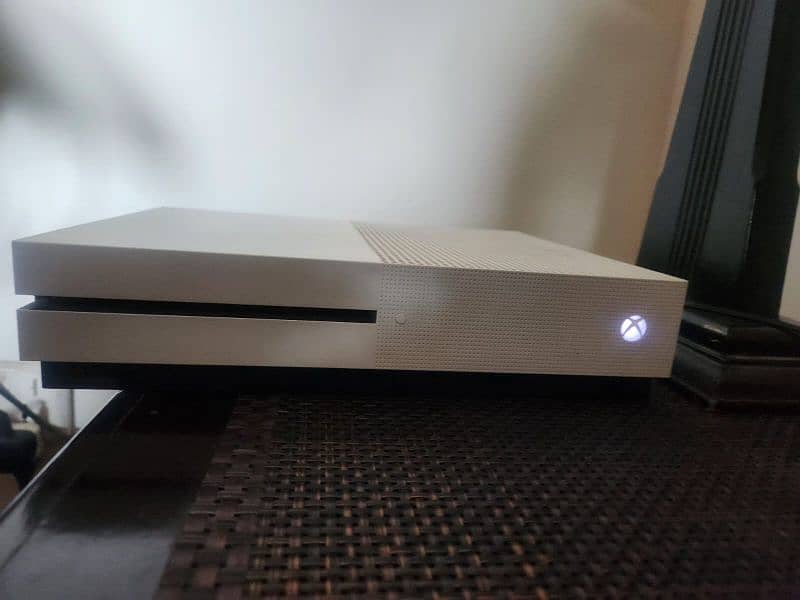 Xbox One S 500GB with 1 Controller 0