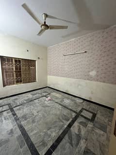 Portion for rent and main road Jan shadi hall ke sat 2bed TV lounge 2bath kitchen stor room teras Pani bijli gass sab available