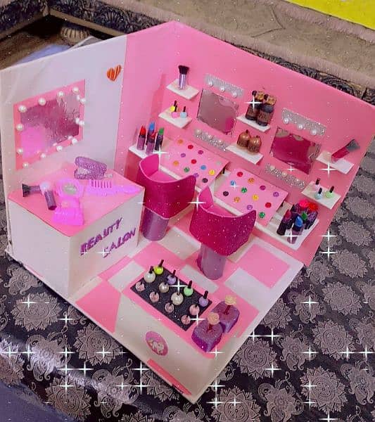 Miniature Beauty Parlor with complete accessories. 1