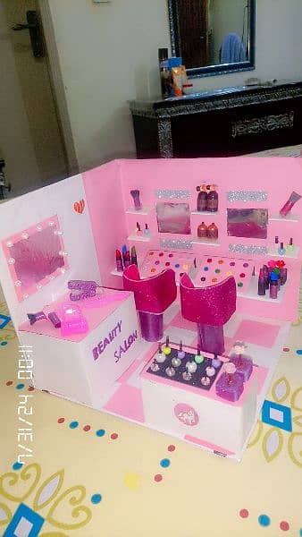 Miniature Beauty Parlor with complete accessories. 4