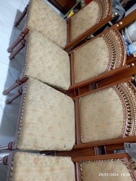 Good condition with Six chairs 6