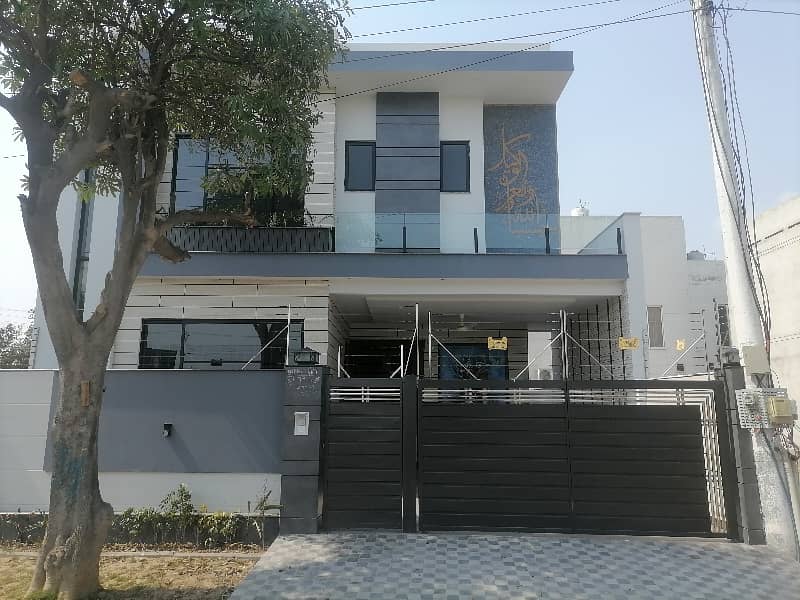 10 Marla House Is Available For Sale In Wapda City - Block M, Faisalabad 1