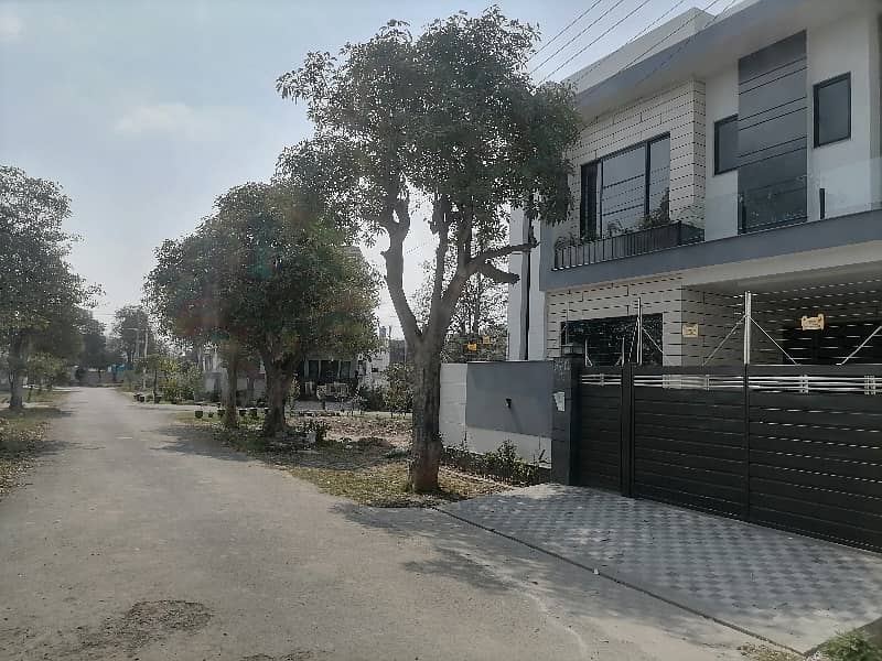 10 Marla House Is Available For Sale In Wapda City - Block M, Faisalabad 3