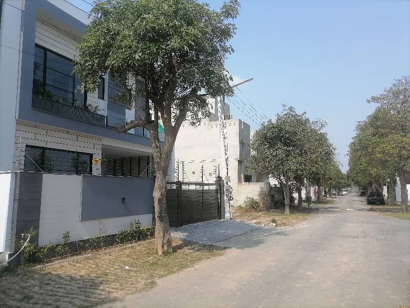 10 Marla House Is Available For Sale In Wapda City - Block M, Faisalabad 5