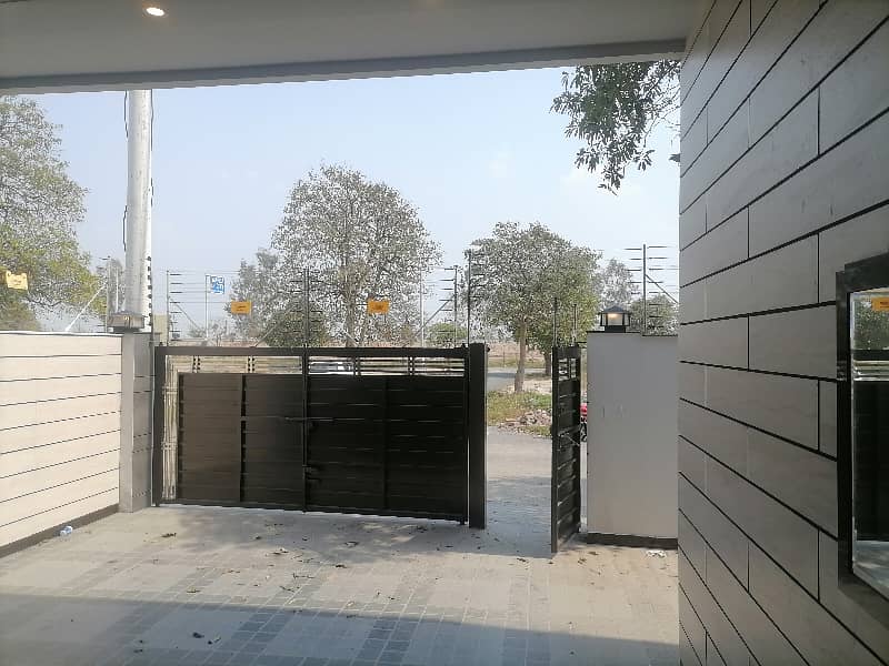 10 Marla House Is Available For Sale In Wapda City - Block M, Faisalabad 0