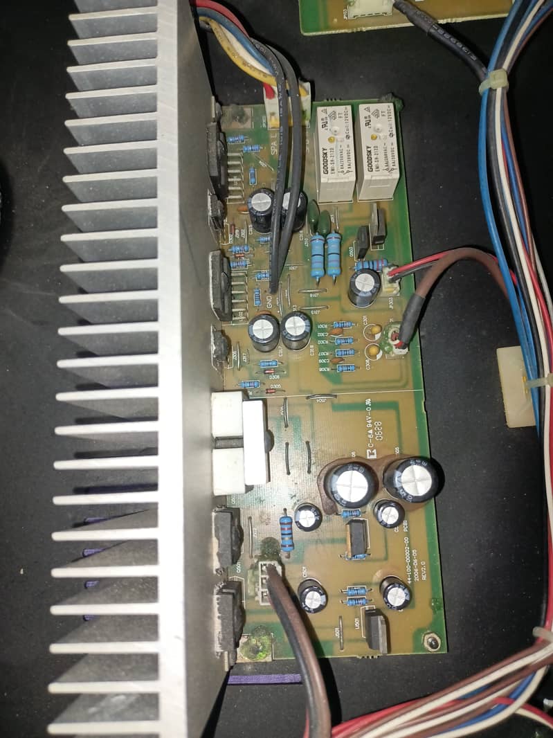 stereo amplifier 10