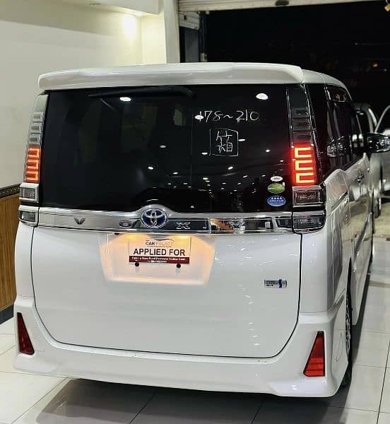 Toyota Voxy 2019 full option 18