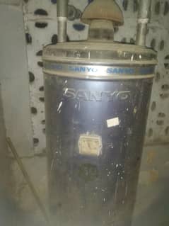 Sanyo deluxe gasgeyser 30 gallon