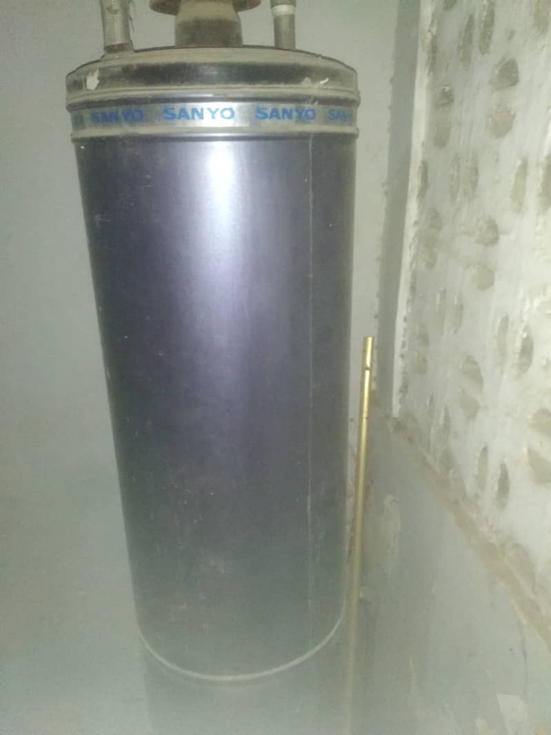 Sanyo deluxe gasgeyser 30 gallon 3