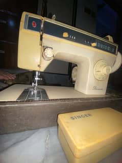 Vintage SINGER Sewing Machine in Pristine Condition