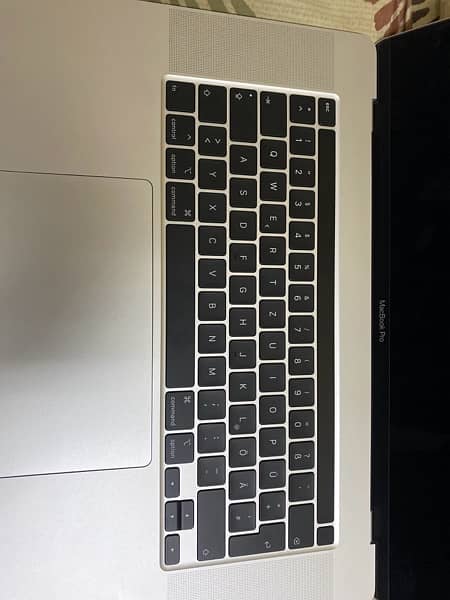 MacBook Pro 2019 16" - i7, 16GB RAM, 512GB SSD - (Damage) 3