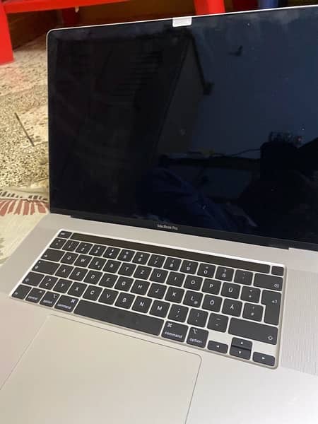 MacBook Pro 2019 16" - i7, 16GB RAM, 512GB SSD - (Damage) 5