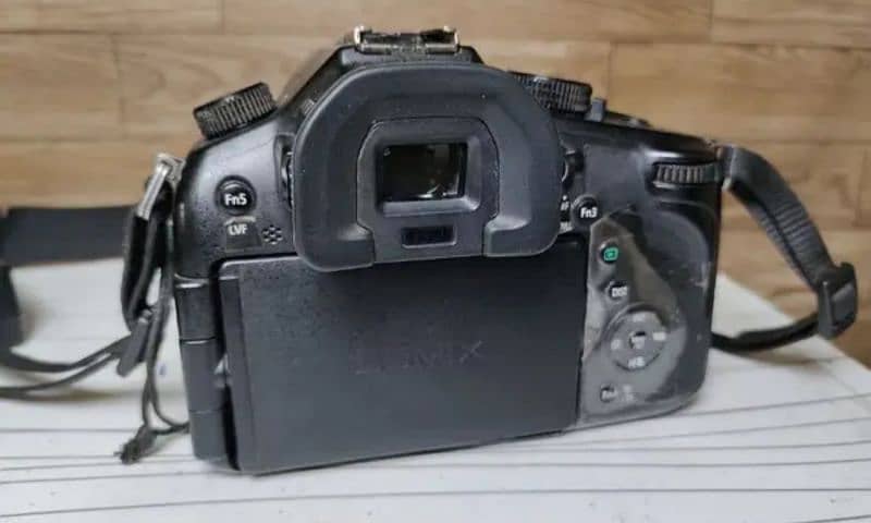 fz1000 Panasonic camera  condition 10 10 with 2 batteries and charger 1