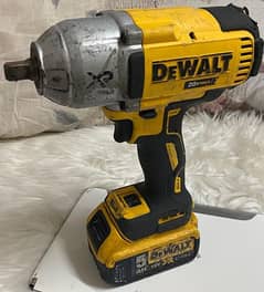 wireless Dewalt screw wrench with 2 batteries and charger