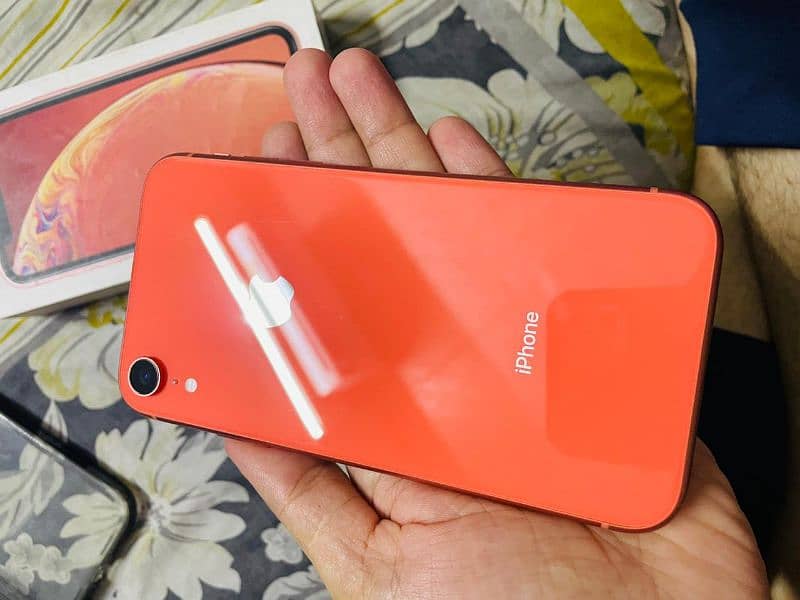 selling iPhone xr  none pta  64 gb 7